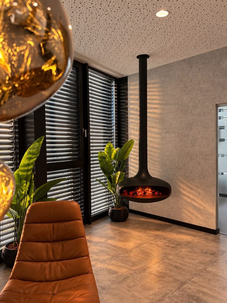 Hängender Kamin in der Lounge der Zahnarztpraxis Smart DentArt in Wolfsburg
